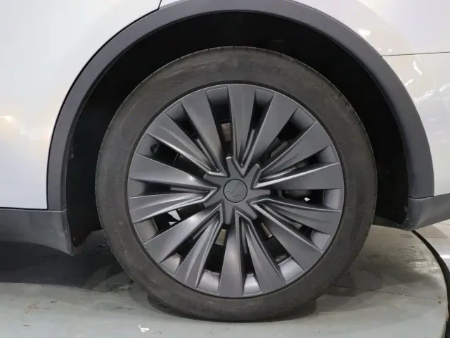 Tesla Model Y — Фото автомобиля 21
