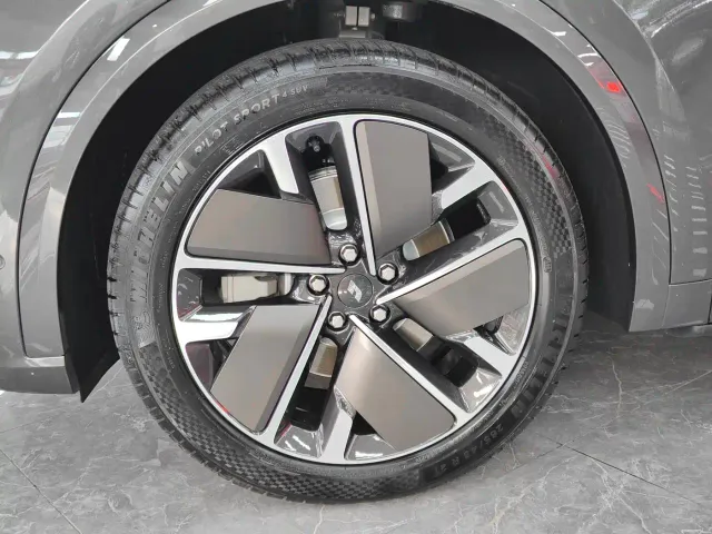 Li Auto L9 — Фото автомобиля 13