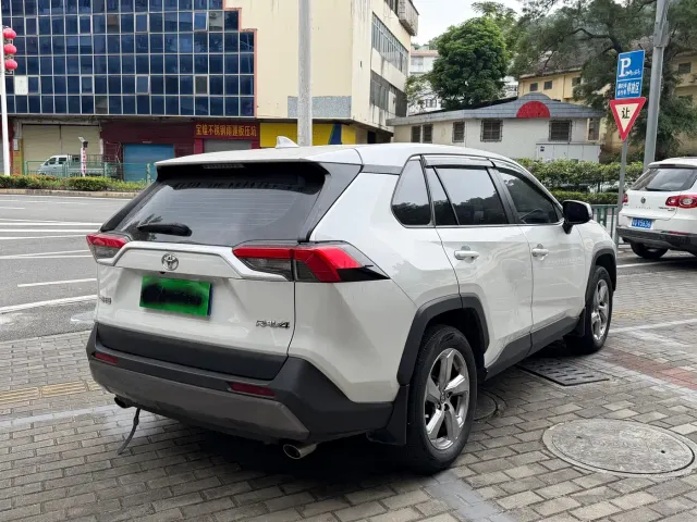 Toyota RAV4 — Фото автомобиля 6