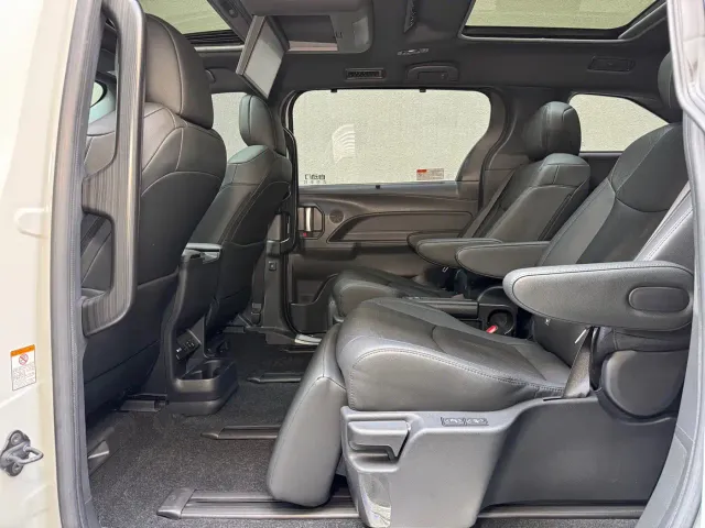 Toyota Sienna — Фото автомобиля 13