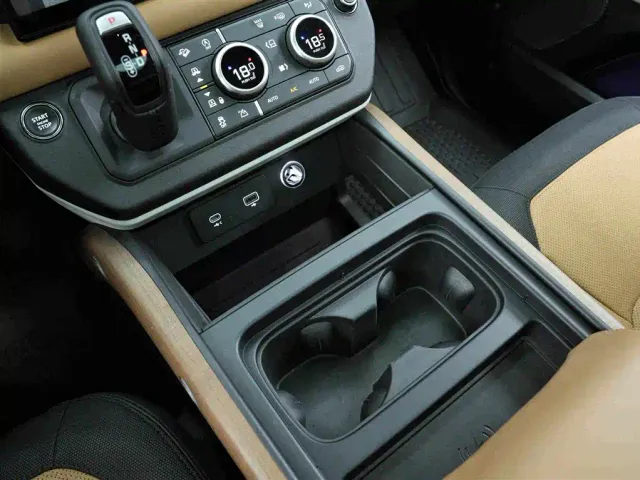 Land Rover Defender — Фото автомобиля 10