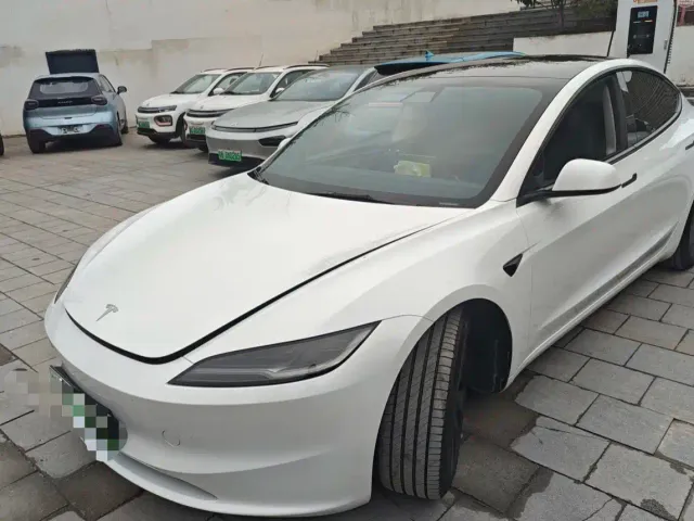 Фотография автомобиля — Tesla Model 3