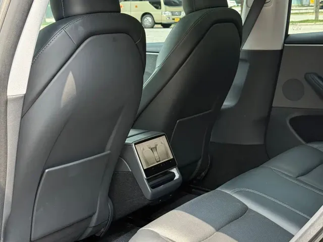 Tesla Model 3 — Фото автомобиля 6
