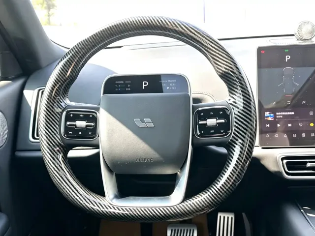 Li Auto L9 — Фото автомобиля 17