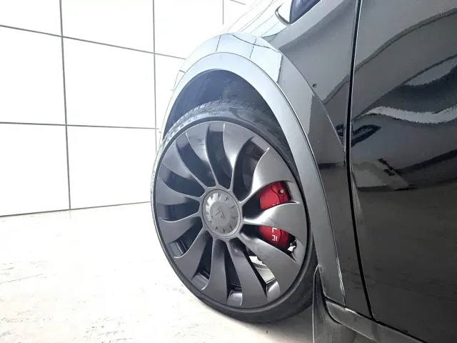 Tesla Model Y — Фото автомобиля 3