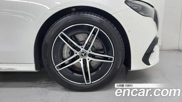 Mercedes-Benz E-Class — Фото автомобиля 5