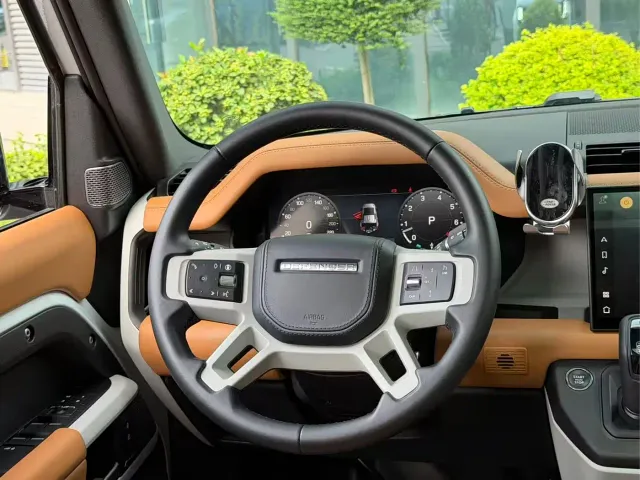 Land Rover Defender — Фото автомобиля 12