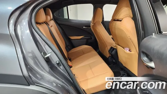 Lexus UX — Фото автомобиля 11