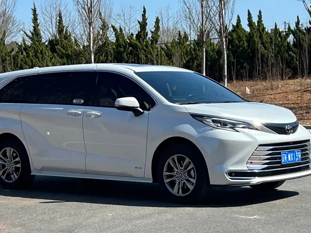 Toyota Sienna — Фото автомобиля 3