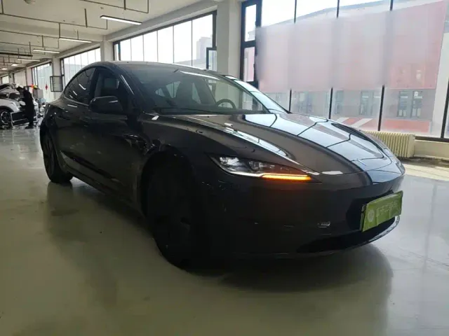Tesla Model 3 — Фото автомобиля 3