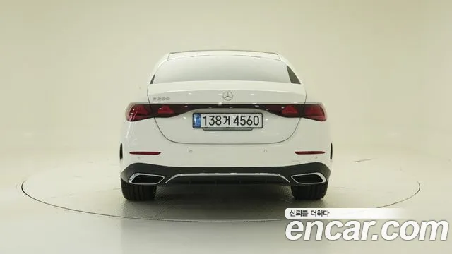 Mercedes-Benz E-Class — Фото автомобиля 4
