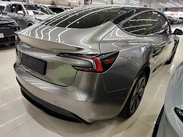 Tesla Model 3 — Фото автомобиля 6