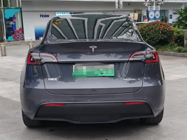 Tesla Model Y — Фото автомобиля 6