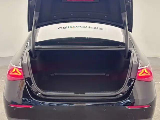 Mercedes-Benz E-Class — Фото автомобиля 12