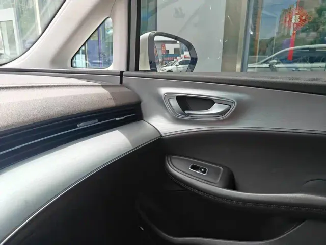 Roewe iMAX8 — Фото автомобиля 10