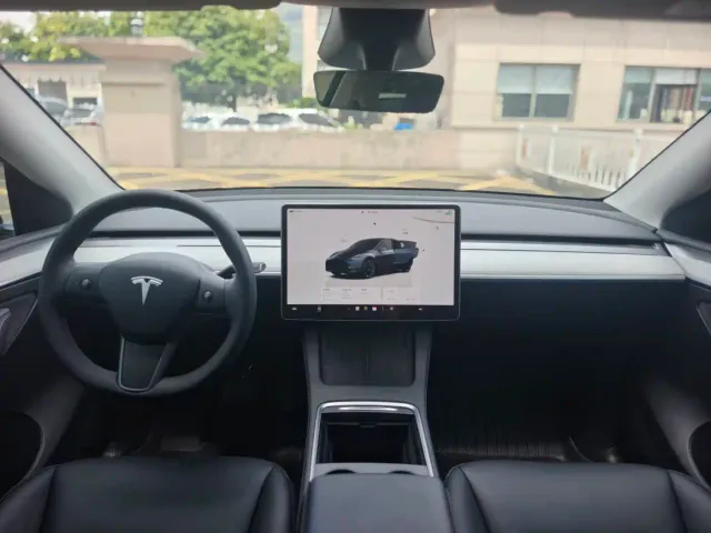 Tesla Model Y — Фото автомобиля 5