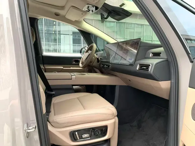 Li Auto MEGA — Фото автомобиля 6