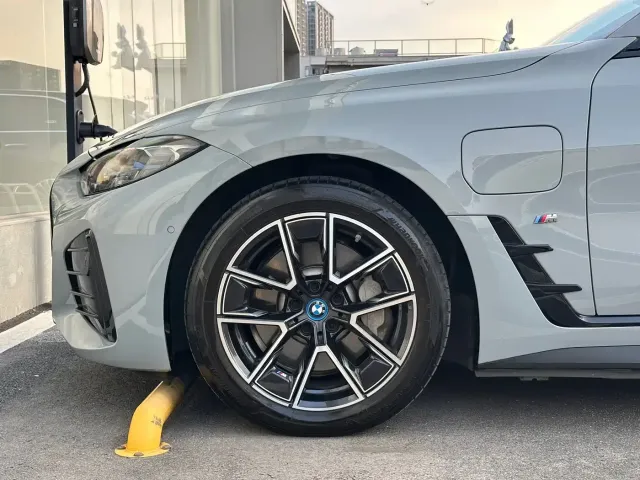 BMW i4 — Фото автомобиля 15