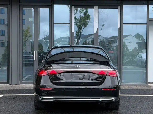 Mercedes-Benz E-Class — Фото автомобиля 12