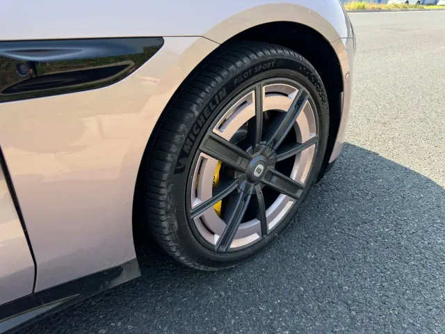 Xiaomi SU7 — Фото автомобиля 4