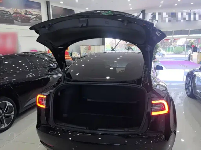 Tesla Model 3 — Фото автомобиля 18