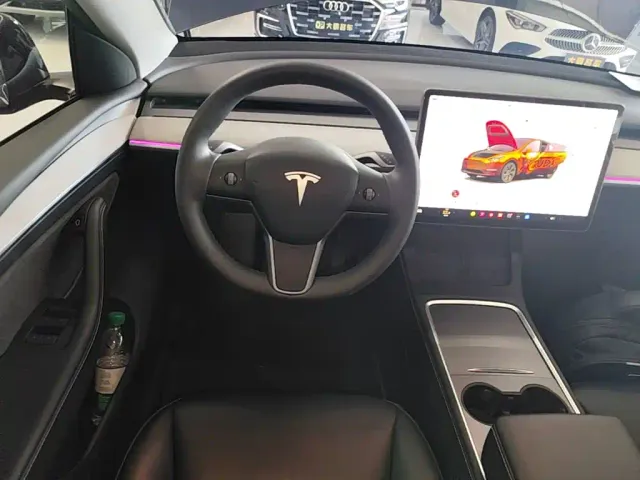 Tesla Model Y — Фото автомобиля 13