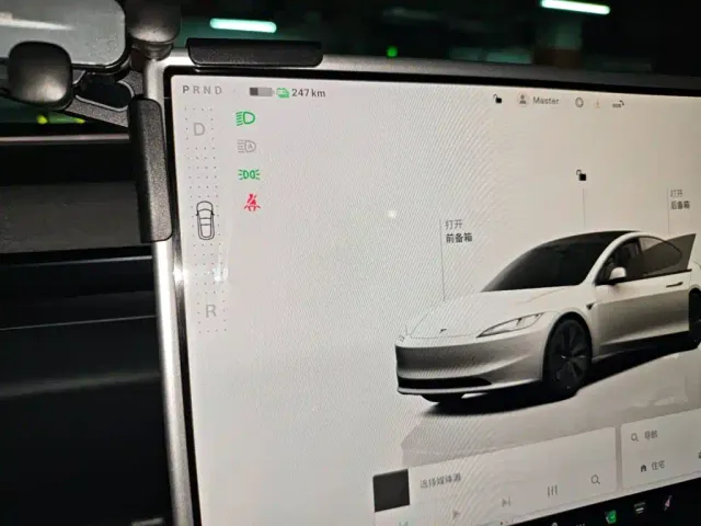 Tesla Model 3 — Фото автомобиля 12