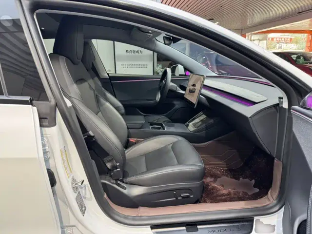 Tesla Model 3 — Фото автомобиля 24