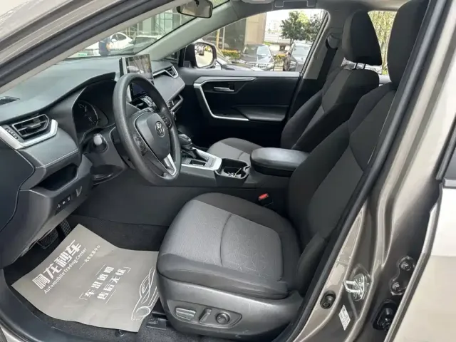 Toyota RAV4 — Фото автомобиля 10