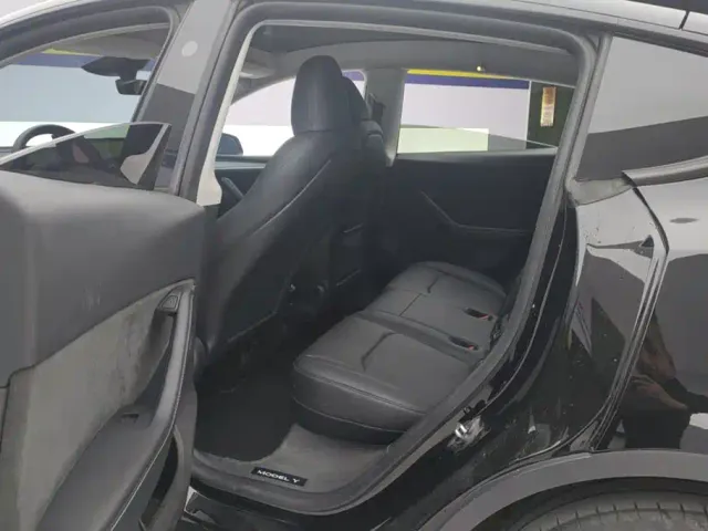Tesla Model Y — Фото автомобиля 11