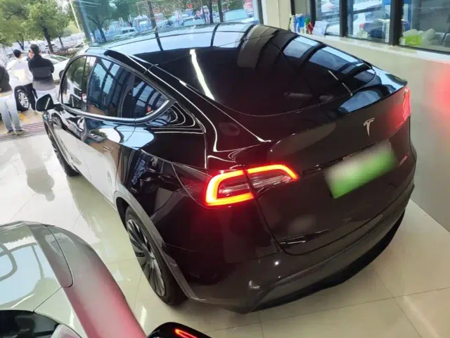 Tesla Model Y — Фото автомобиля 4