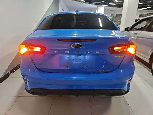 Ford Focus — Фото автомобиля 5