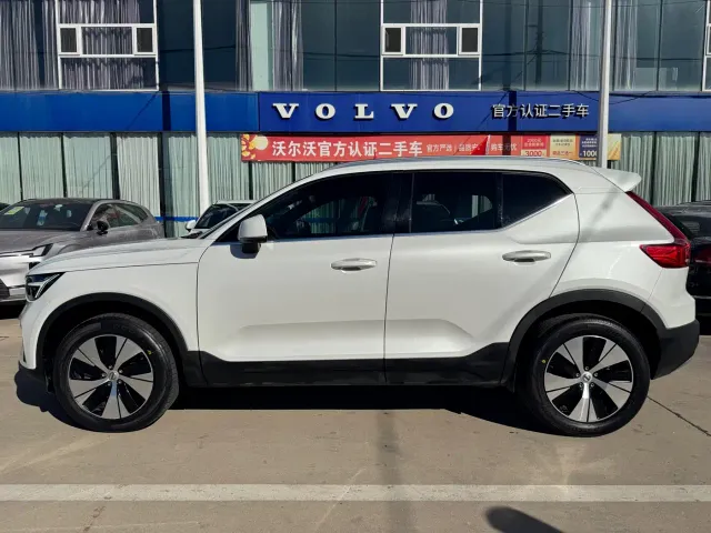 Volvo XC40 — Фото автомобиля 9