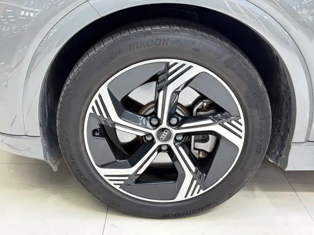 Audi Q4 e-tron — Фото автомобиля 10