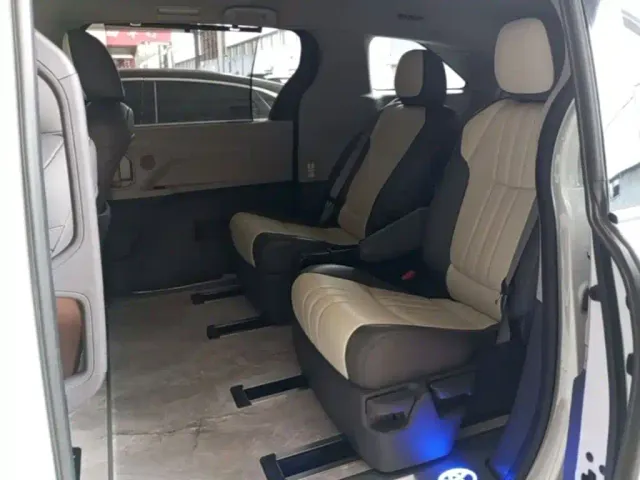 Toyota Sienna — Фото автомобиля 16