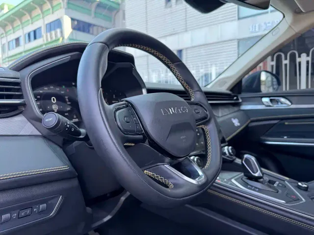Lynk & Co 01 — Фото автомобиля 11