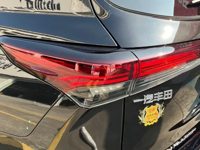 Toyota Crown Kluger — Фото автомобиля 12
