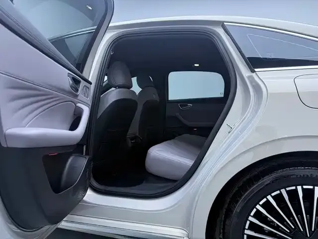Roewe M7 DMH — Фото автомобиля 10