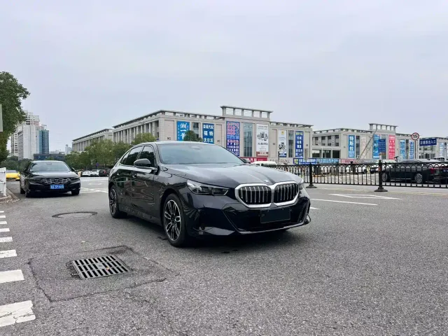 BMW 5 Series — Фото автомобиля 5