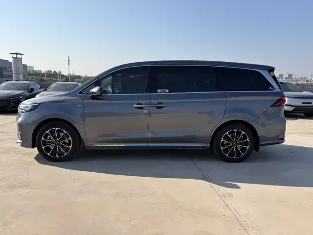 Roewe iMAX8 — Фото автомобиля 4