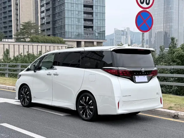 Toyota Alphard — Фото автомобиля 4