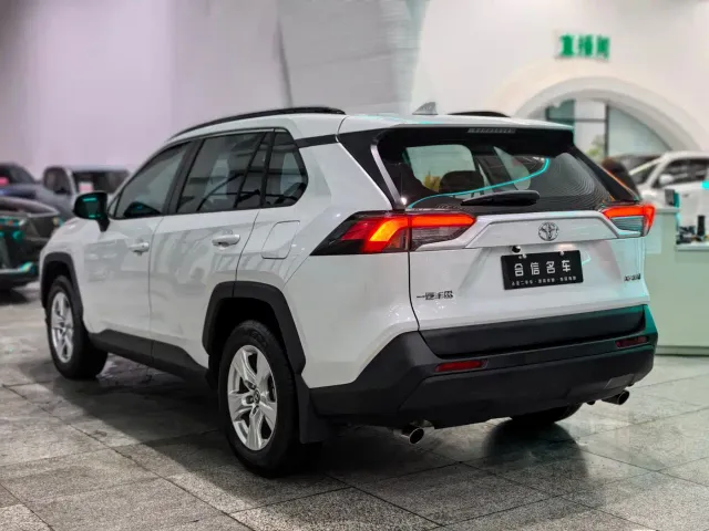 Toyota RAV4 — Фото автомобиля 4