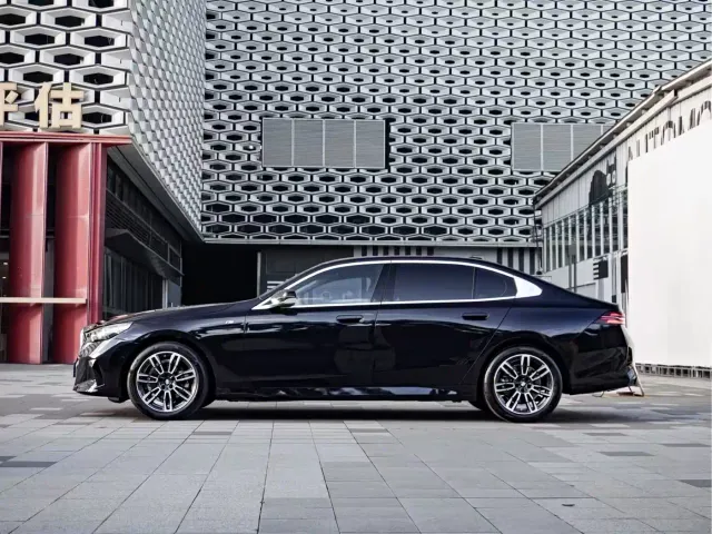 BMW 5 Series — Фото автомобиля 4