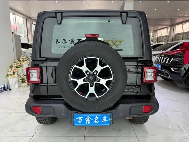 Jeep Wrangler — Фото автомобиля 16