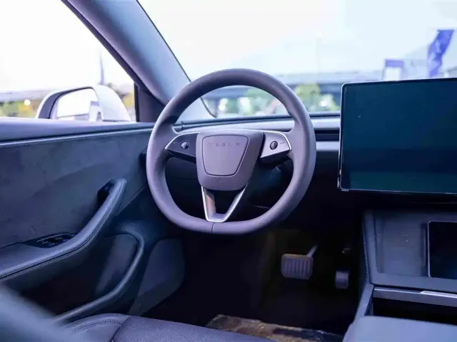 Tesla Model 3 2025 Long Range All-Wheel Drive — Фото автомобиля 17