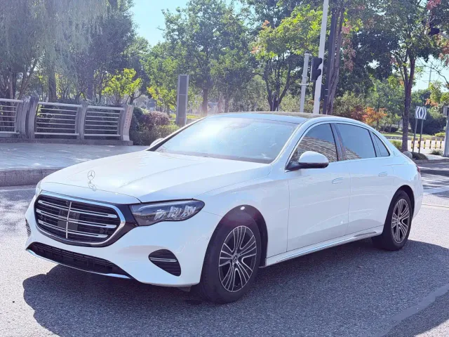 Фотография автомобиля — Mercedes-Benz E-Class