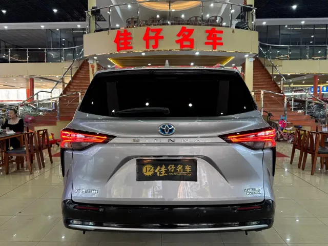 Toyota Sienna — Фото автомобиля 4