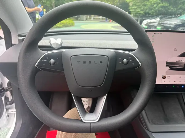 Tesla Model 3 — Фото автомобиля 5