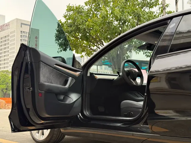 Tesla Model 3 — Фото автомобиля 10