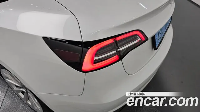 Tesla Model 3 — Фото автомобиля 22